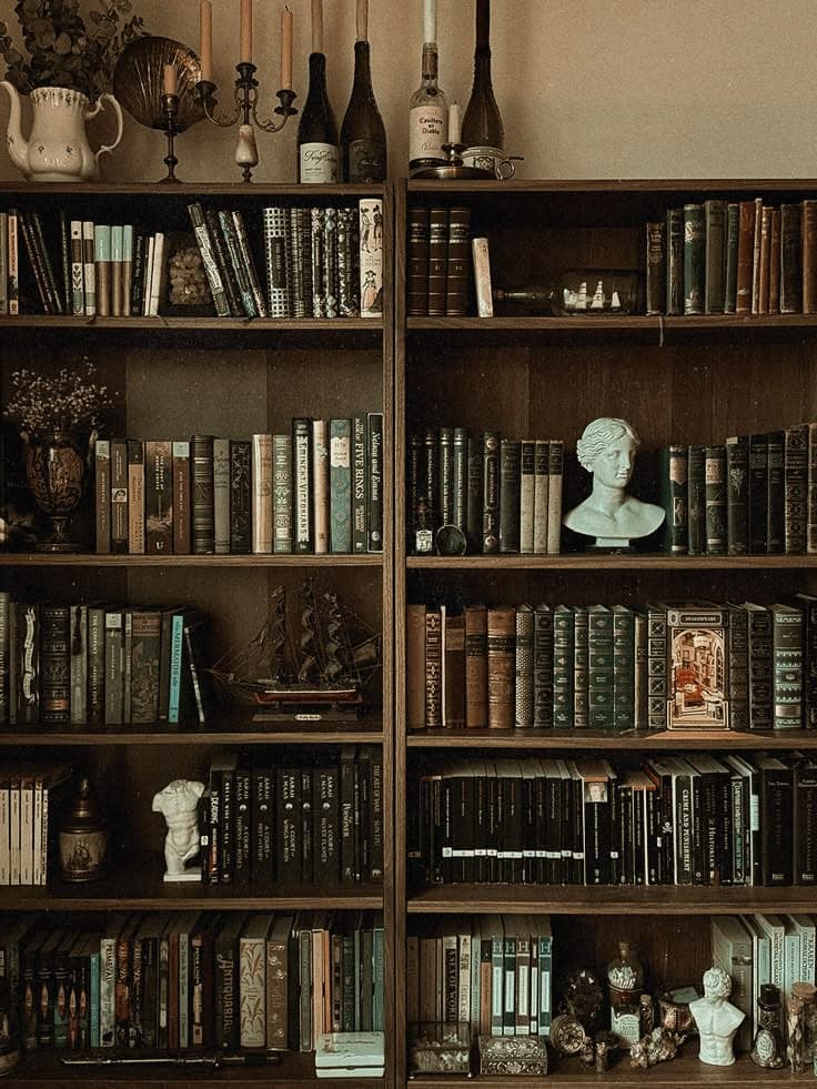 Biblioteca con libros, objetos y una maqueta de barco